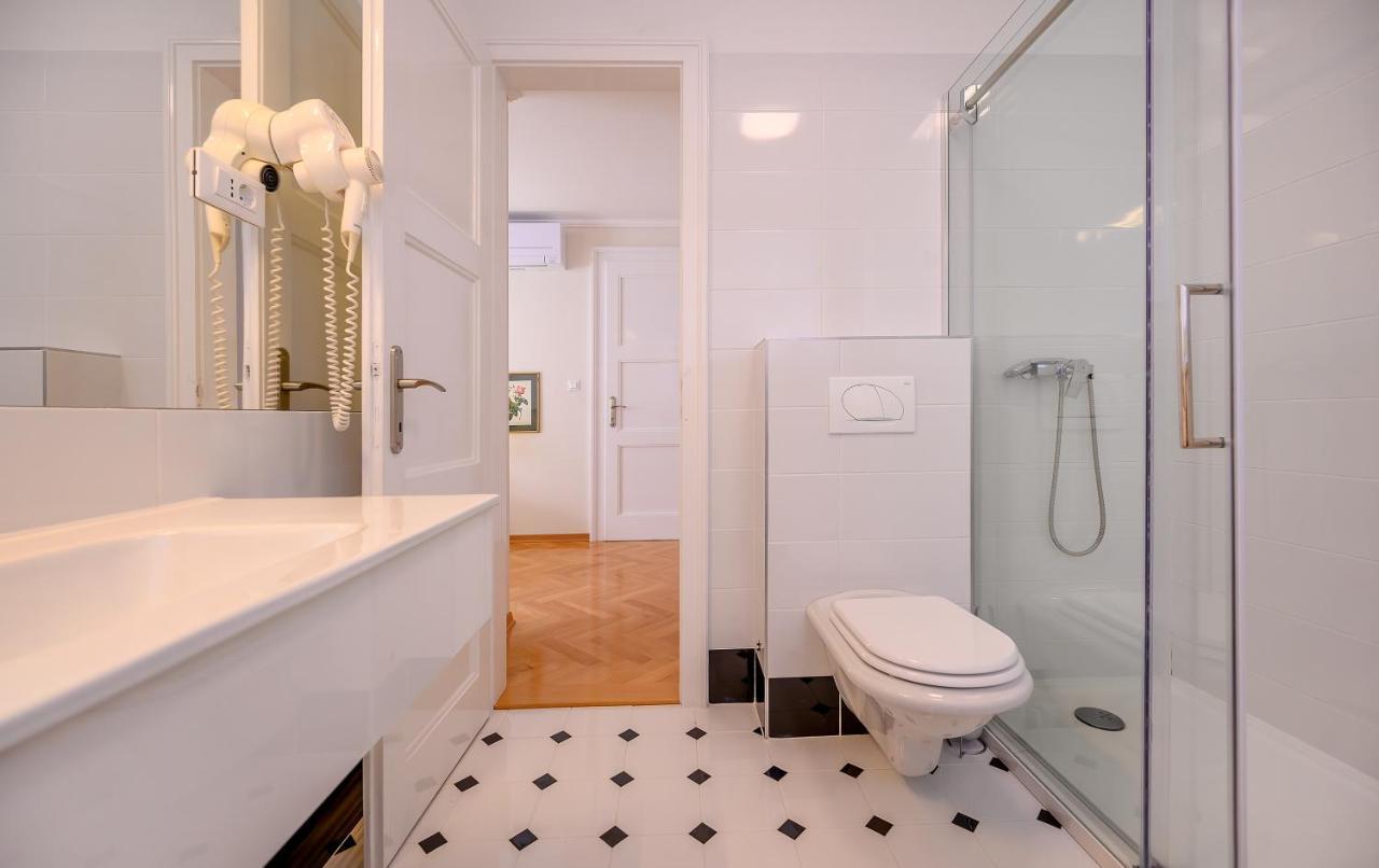 Palace Schoen Milesi - Esense Of Prestige - Private Pool - Free Parking - Old Money Style Luxury Rooms - Walking Distance To The Old Town, The Beach And All Amenities - Buralux Properties Split Zewnętrze zdjęcie