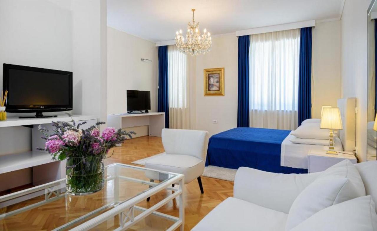 Palace Schoen Milesi - Esense Of Prestige - Private Pool - Free Parking - Old Money Style Luxury Rooms - Walking Distance To The Old Town, The Beach And All Amenities - Buralux Properties Split Zewnętrze zdjęcie