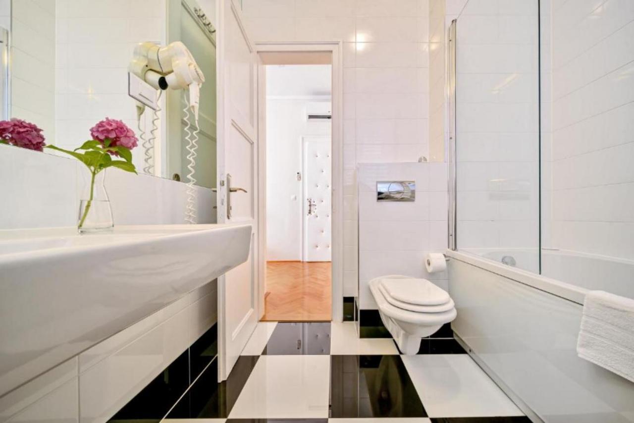 Palace Schoen Milesi - Esense Of Prestige - Private Pool - Free Parking - Old Money Style Luxury Rooms - Walking Distance To The Old Town, The Beach And All Amenities - Buralux Properties Split Zewnętrze zdjęcie