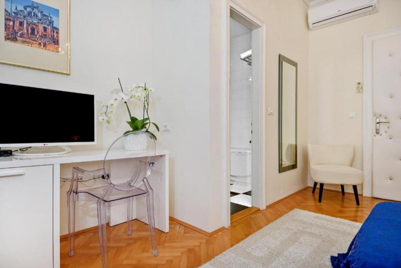 Palace Schoen Milesi - Esense Of Prestige - Private Pool - Free Parking - Old Money Style Luxury Rooms - Walking Distance To The Old Town, The Beach And All Amenities - Buralux Properties Split Zewnętrze zdjęcie