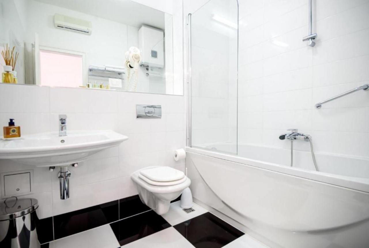 Palace Schoen Milesi - Esense Of Prestige - Private Pool - Free Parking - Old Money Style Luxury Rooms - Walking Distance To The Old Town, The Beach And All Amenities - Buralux Properties Split Zewnętrze zdjęcie