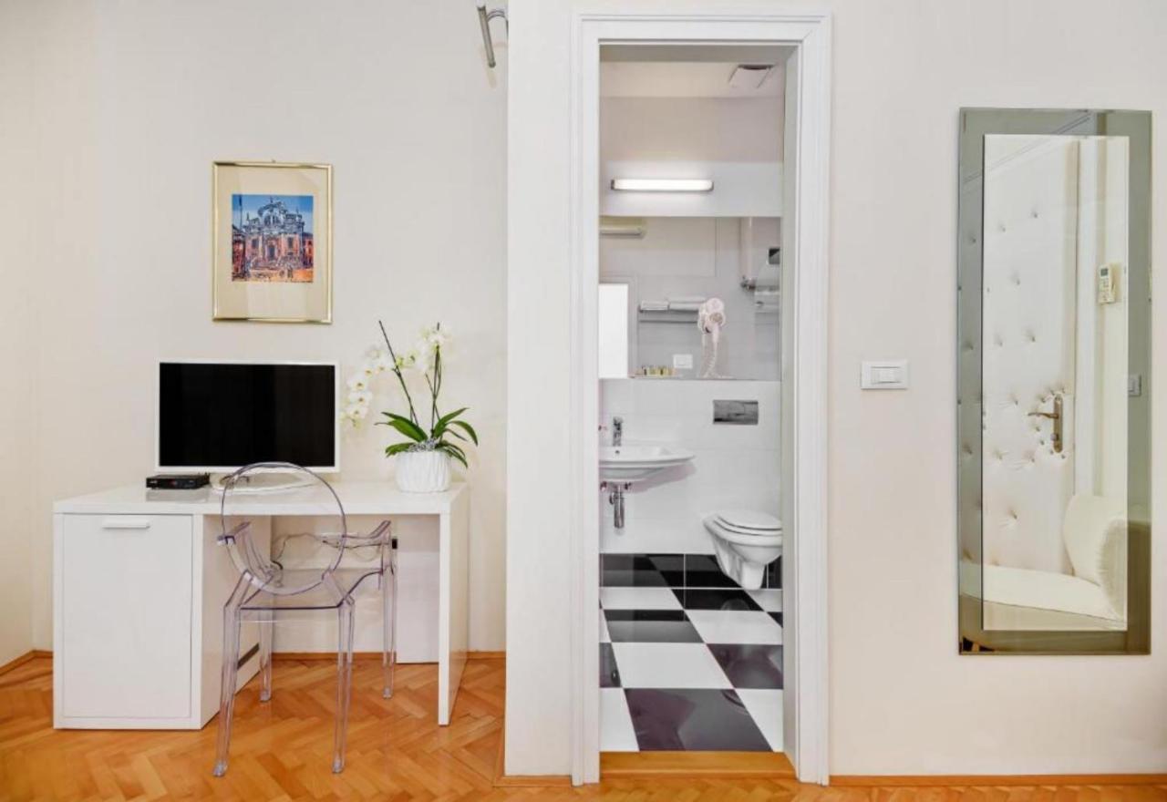 Palace Schoen Milesi - Esense Of Prestige - Private Pool - Free Parking - Old Money Style Luxury Rooms - Walking Distance To The Old Town, The Beach And All Amenities - Buralux Properties Split Zewnętrze zdjęcie