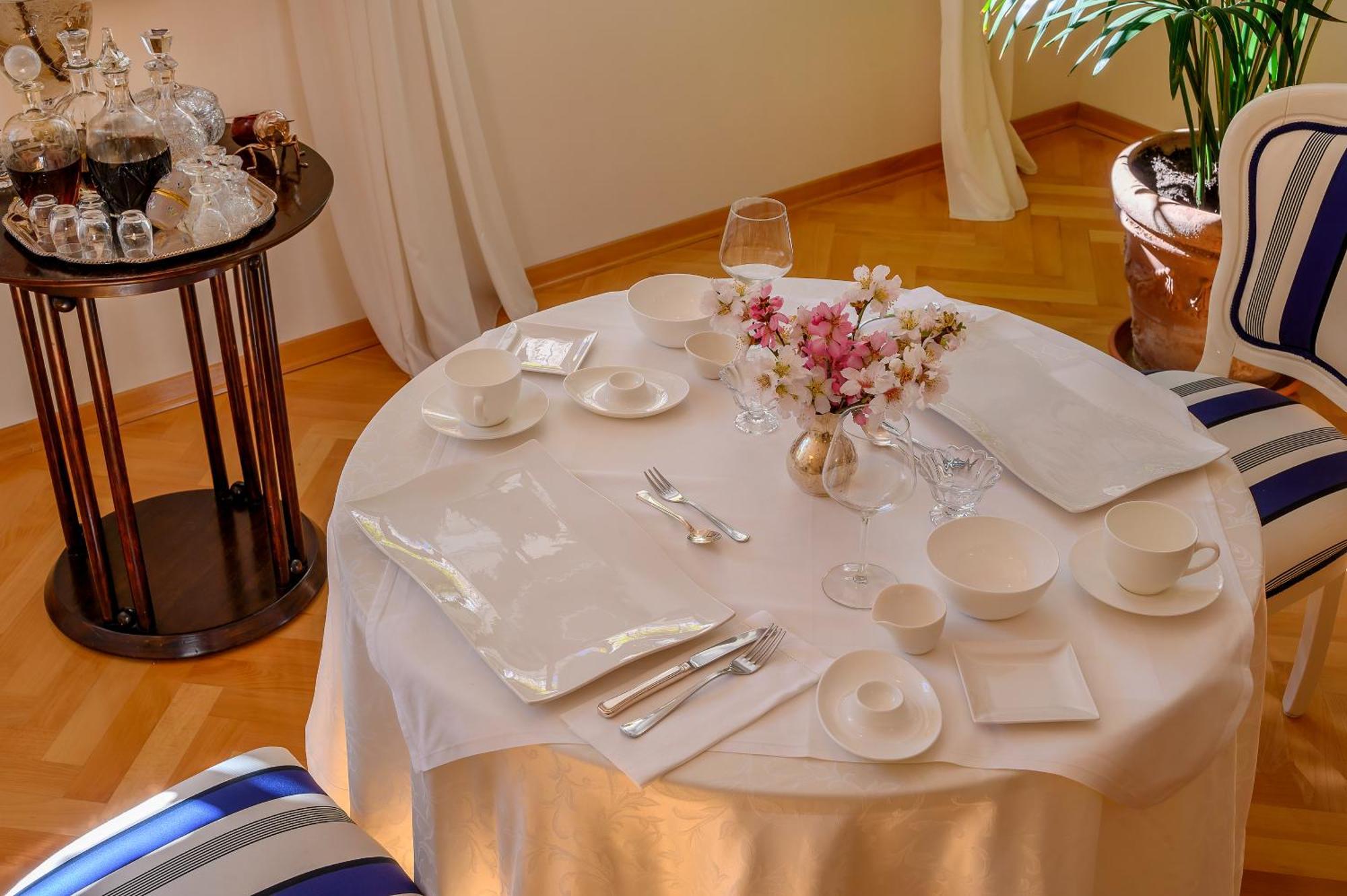 Palace Schoen Milesi - Esense Of Prestige - Private Pool - Free Parking - Old Money Style Luxury Rooms - Walking Distance To The Old Town, The Beach And All Amenities - Buralux Properties Split Zewnętrze zdjęcie