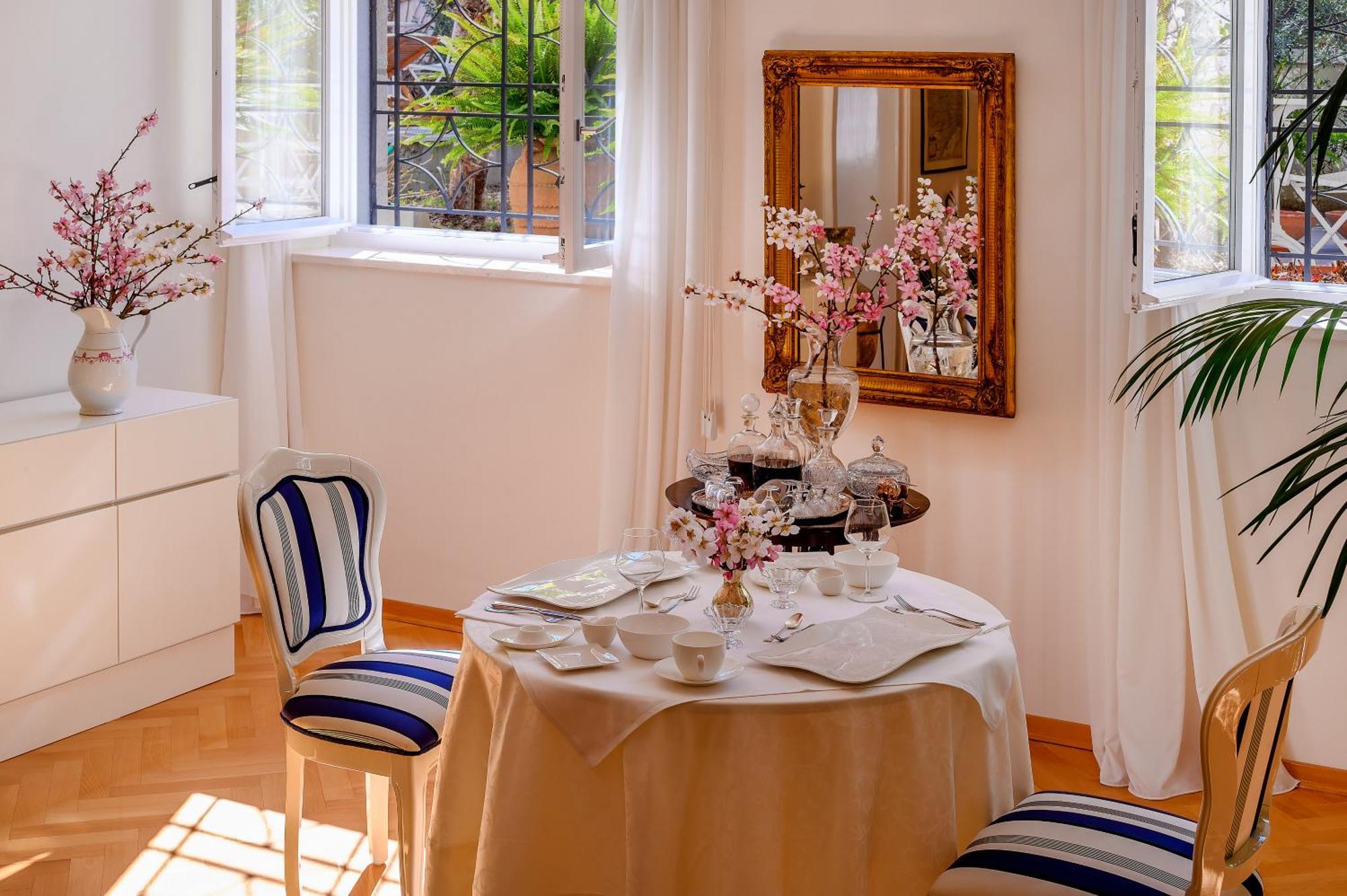 Palace Schoen Milesi - Esense Of Prestige - Private Pool - Free Parking - Old Money Style Luxury Rooms - Walking Distance To The Old Town, The Beach And All Amenities - Buralux Properties Split Zewnętrze zdjęcie
