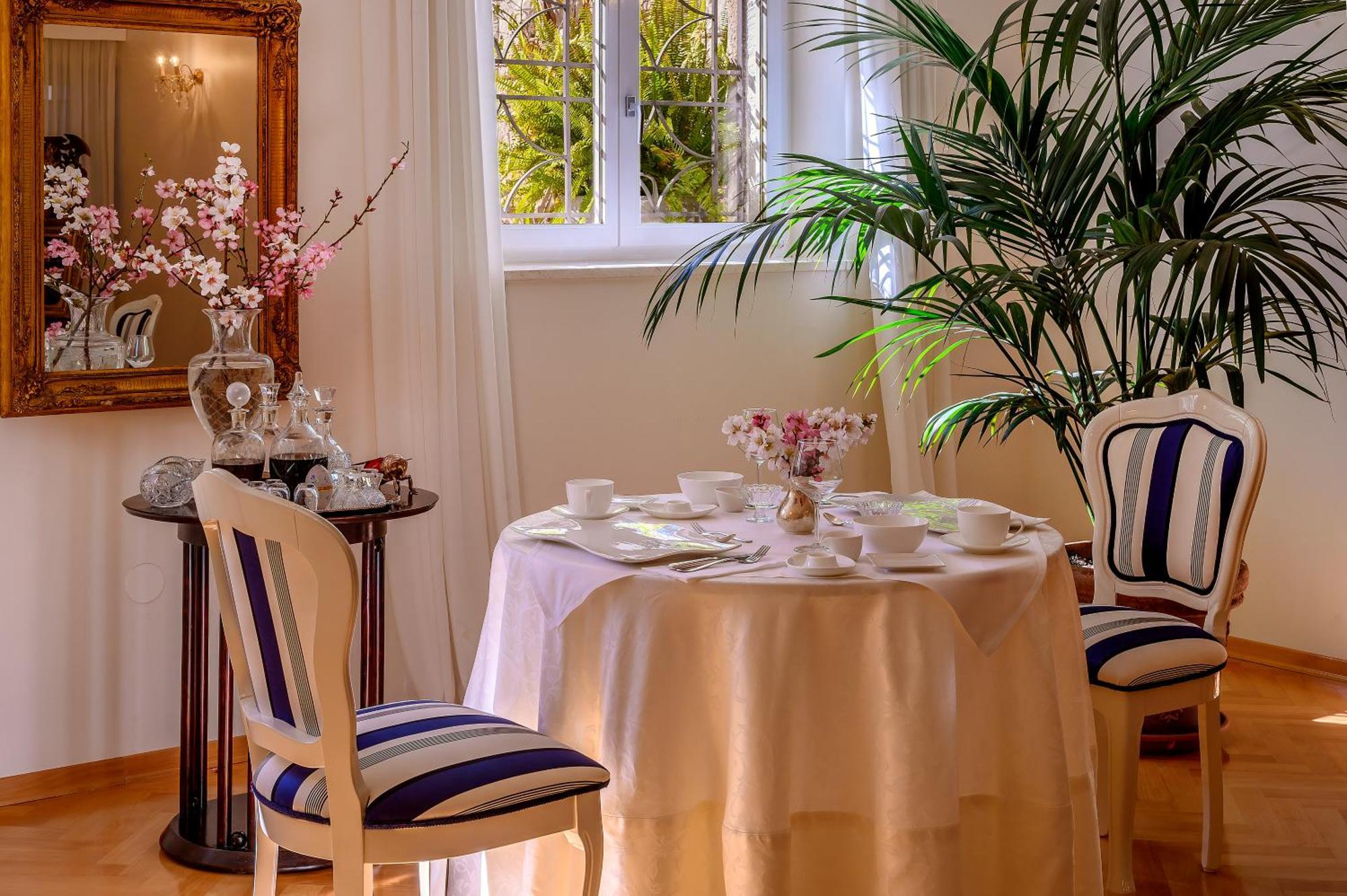 Palace Schoen Milesi - Esense Of Prestige - Private Pool - Free Parking - Old Money Style Luxury Rooms - Walking Distance To The Old Town, The Beach And All Amenities - Buralux Properties Split Zewnętrze zdjęcie